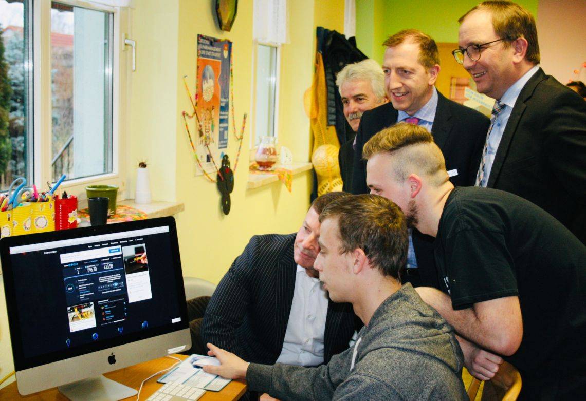 Friedrich Hülsenbeck (Glascom Salzlandkreis GmbH) testet mit Jugendlichen des Förderstedter Jugendclubs den neuen Highspeed-Anschluss