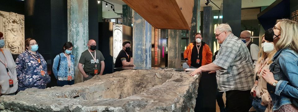 Chefausgräber Kuhn präsentiert Grab mit nachgebautem Holzsarg