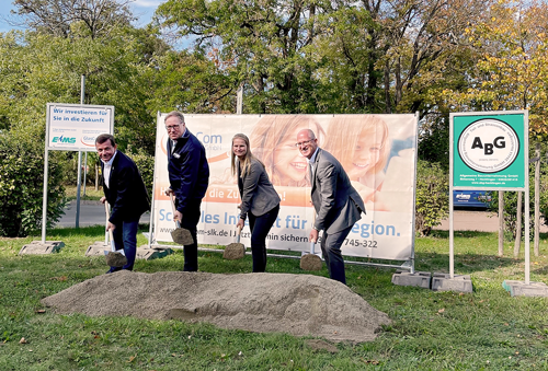 Gemeinsam mit der ersten Stellvertreterin von Einheitsgemeinde-Bürgermeister Torsten Reinharz, Claudia Blumtritt, vollzogen die Geschäftsführer Jens Brenner (EMS Erdgas Mittelsachsen GmbH), Friedrich Hülsenbeck (GlasCom Salzlandkreis GmbH) und Guido Nienhaus (MDCC Magdeburg City-Com GmbH) am 05.10.2022 den symbolischen ersten Spatenstich für ein weiteres gemeinsames Erschließungsprojekt