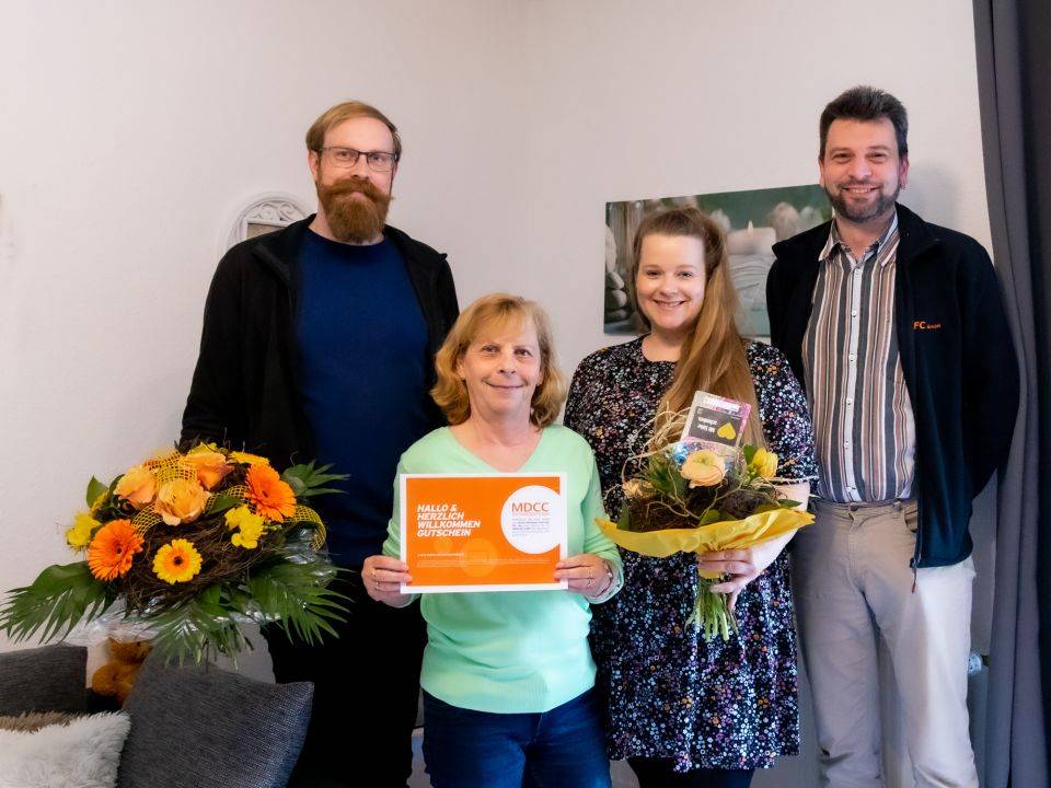 Gruppenbild 4 Personen mit Blumen und Gutscheinerhöft  RFC – Axel Meichsner Mieterin – Anita Ziegler