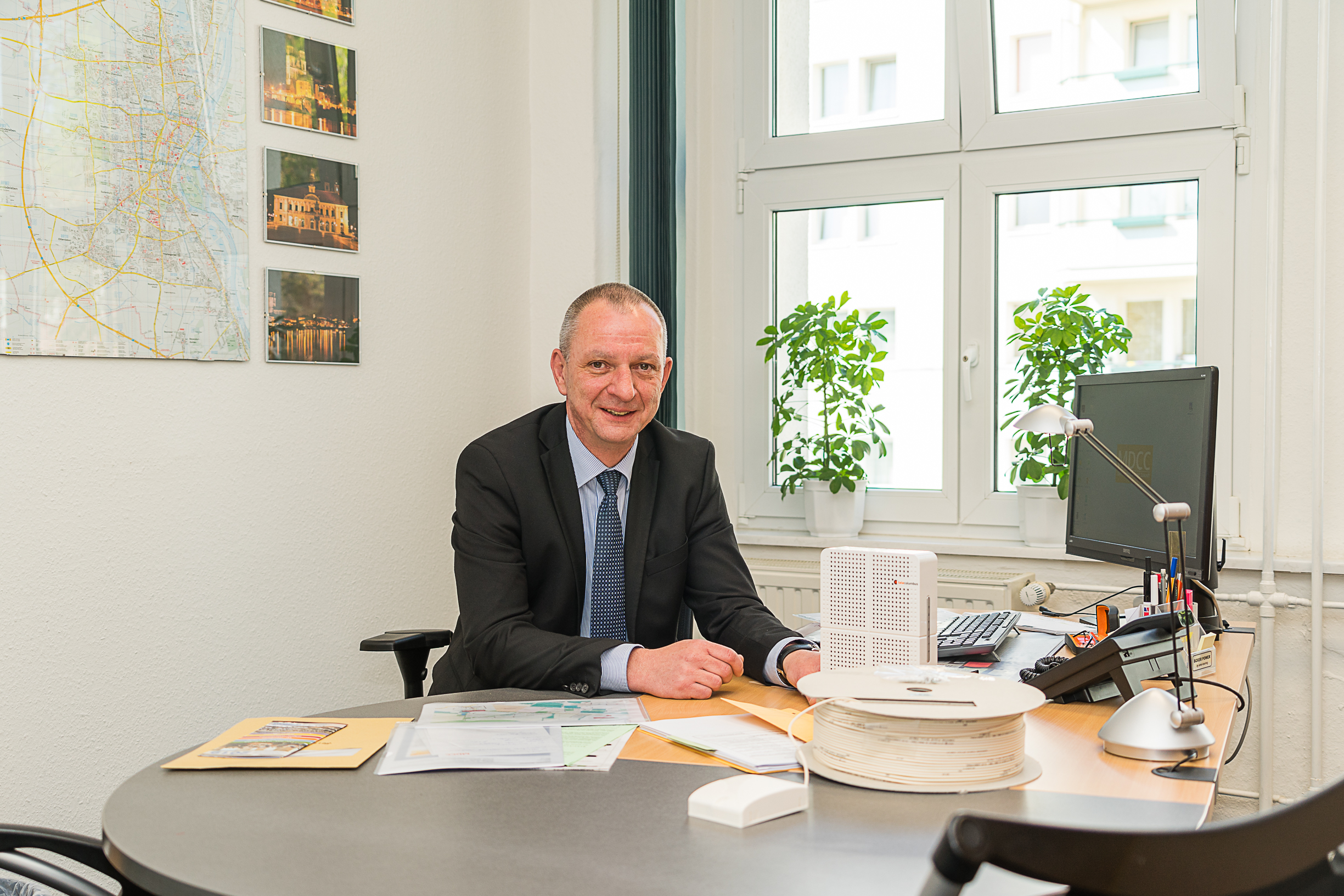 Matthias Schmidt sitzt am Schreibtisch