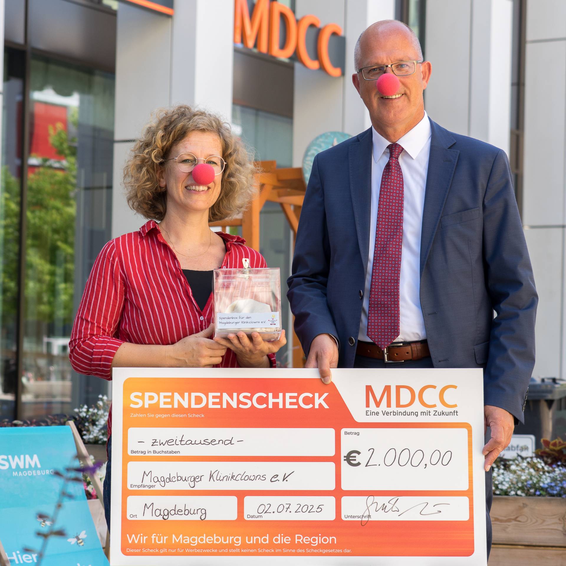 MDCC übergibt Spende an die Klinikclowns