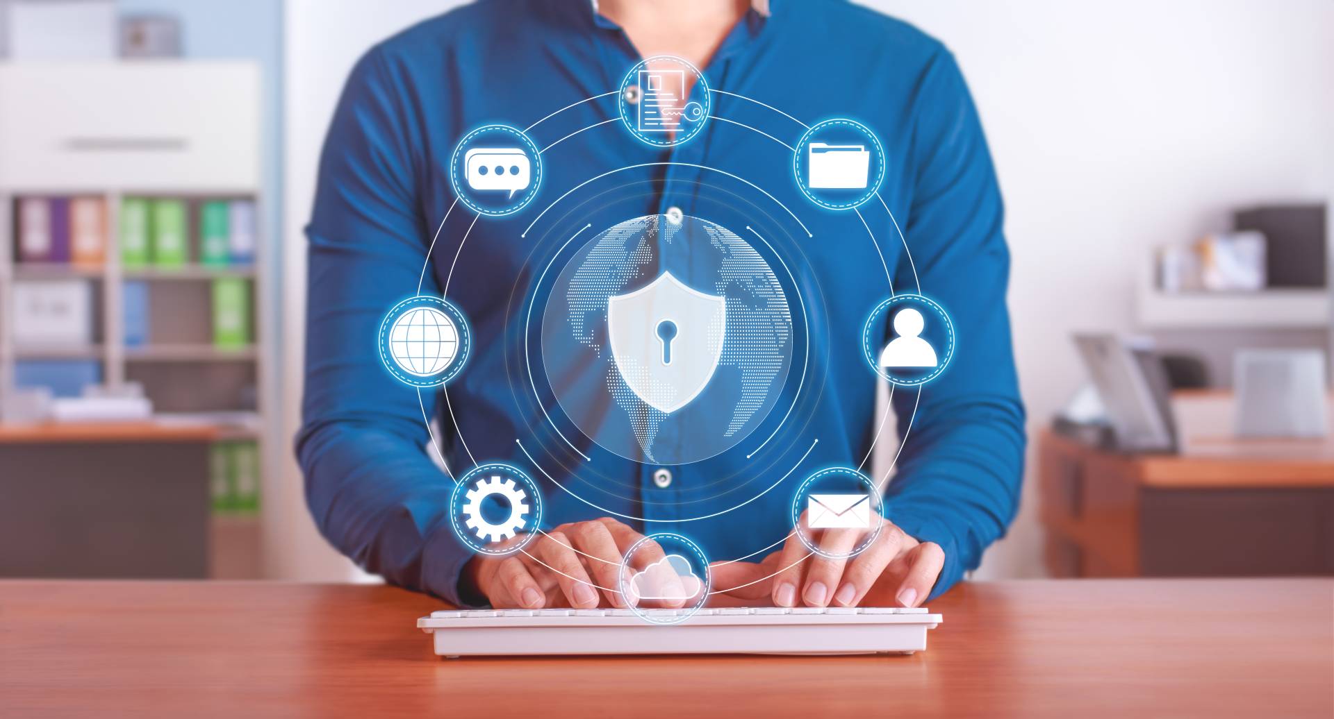 Sicherheit im Netz Mann vor Computer