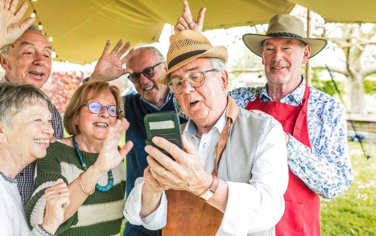Senioren mit Handy