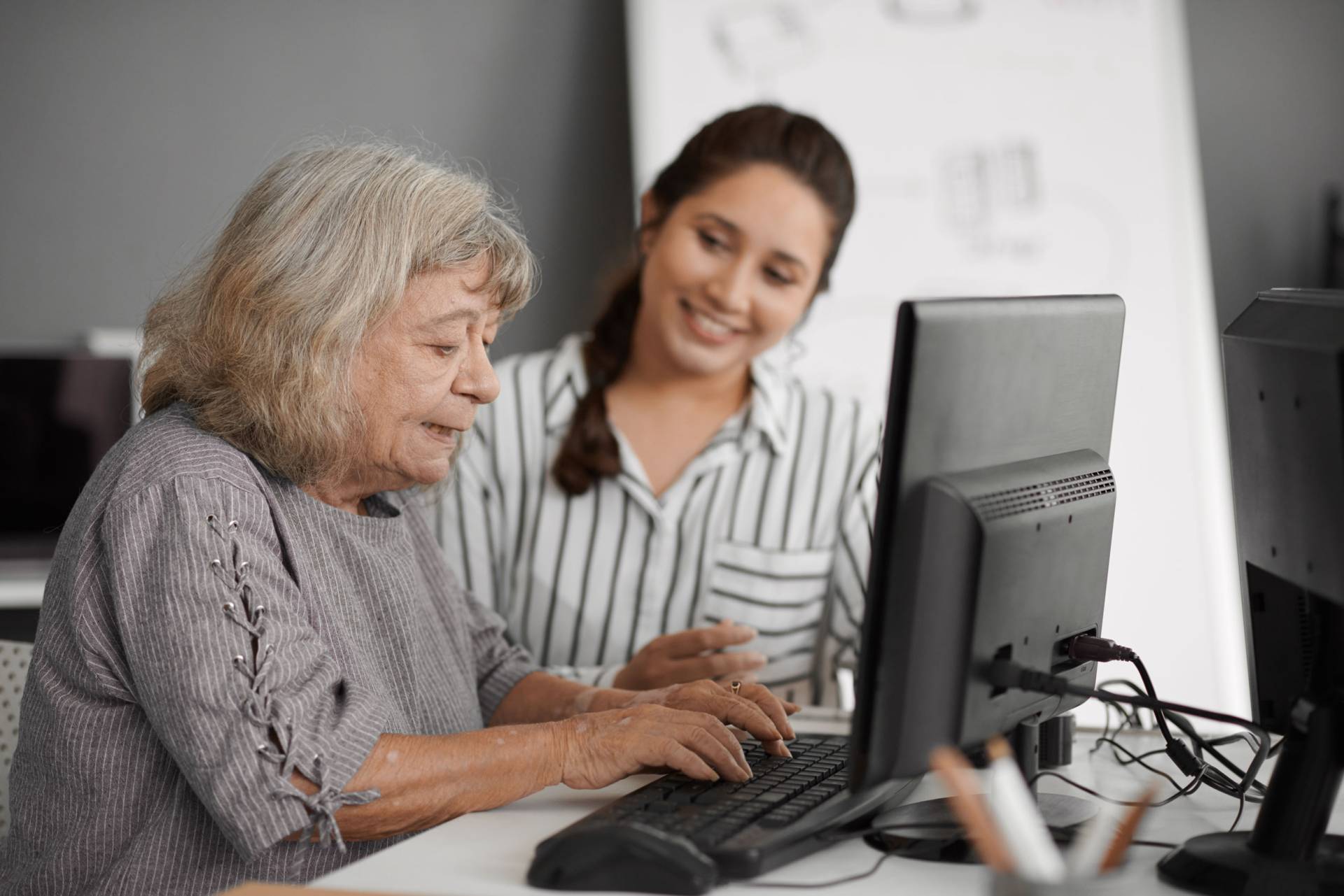 Seniorin am Laptop
