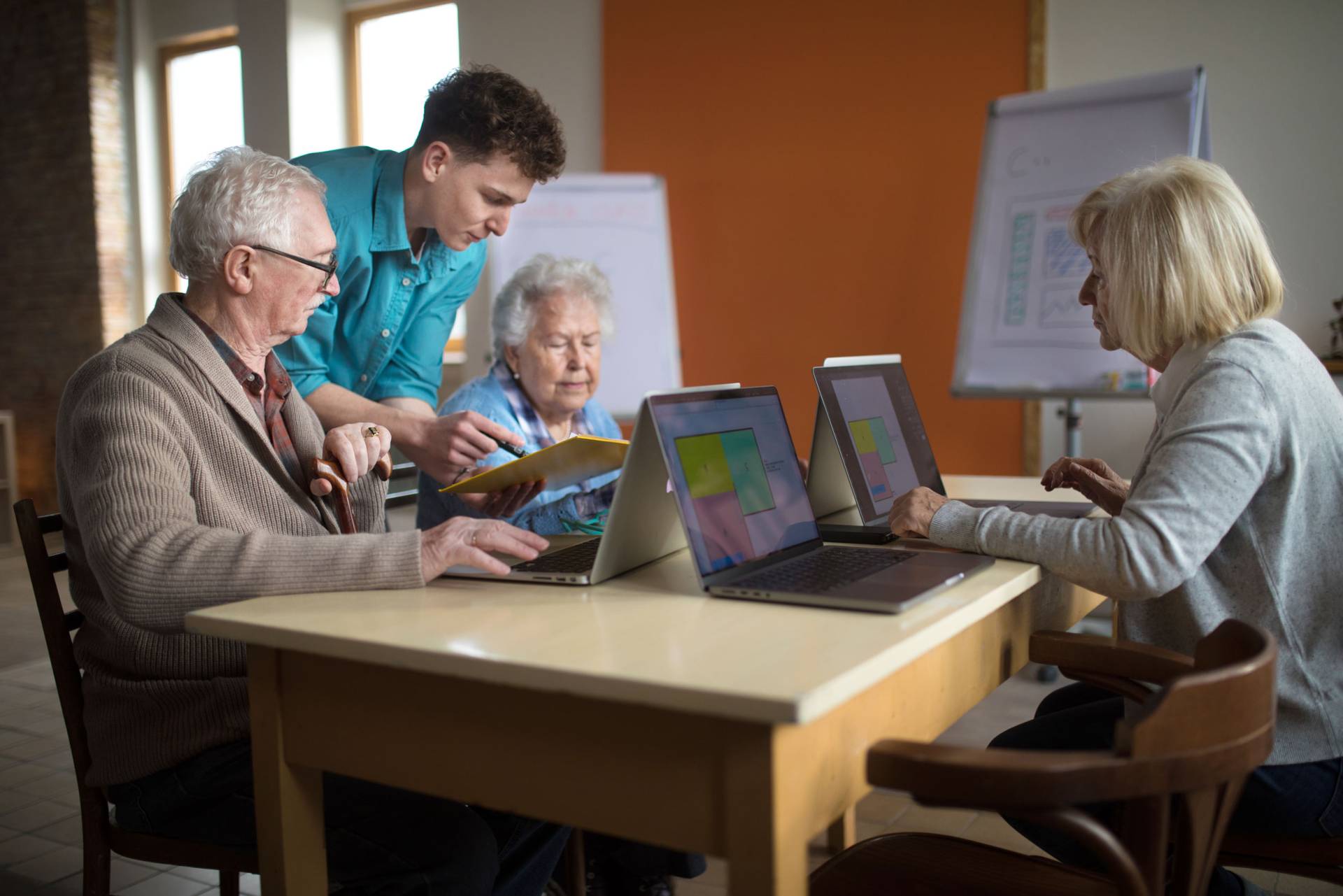 Senioren Gruppe Lerngruppe am Laptop