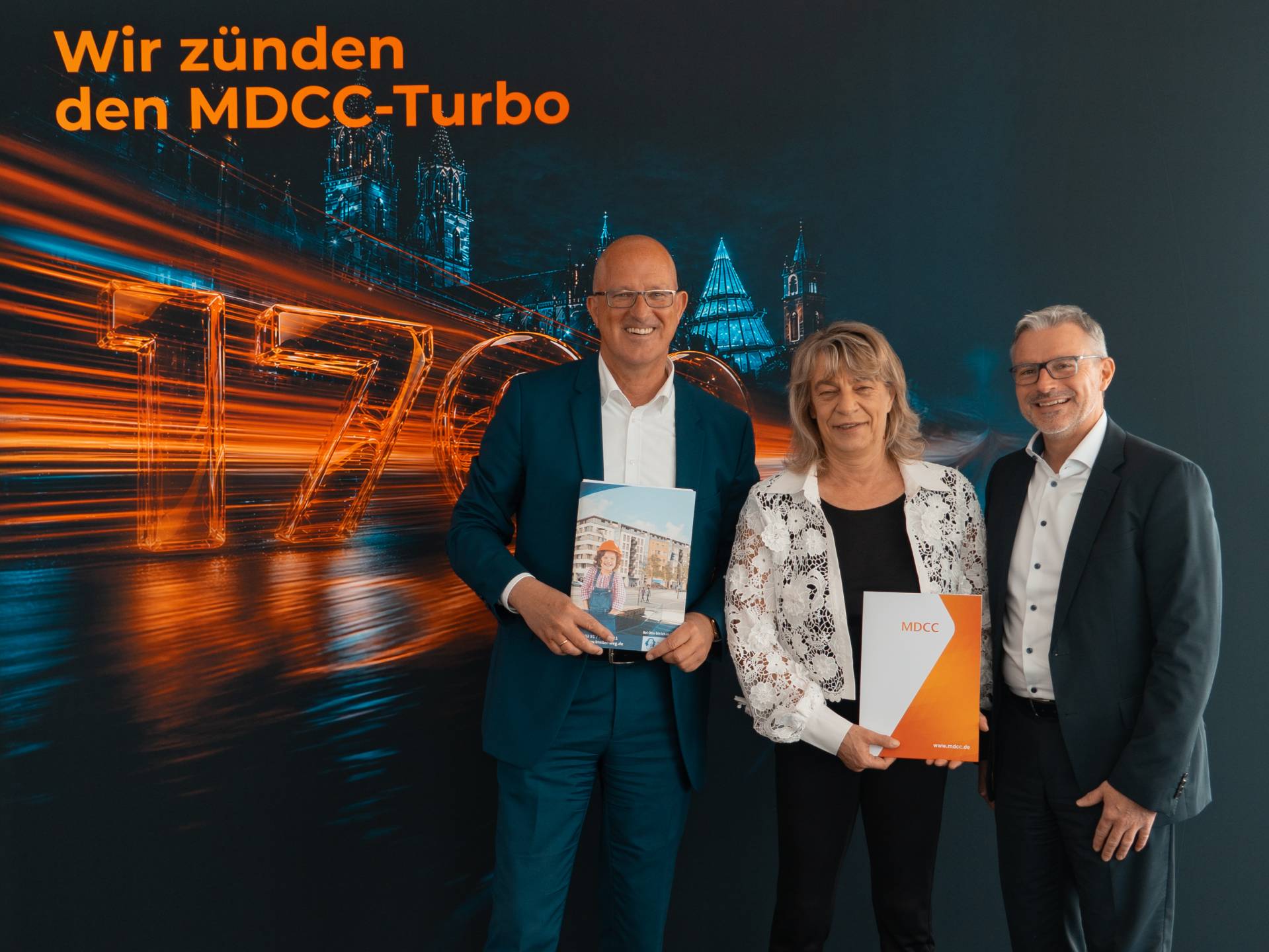 Guido Nienhaus mit Herrn Hornemann und Frau Grasse von der WBG Otto-von-Guericke bei der Vertragsunterzeichnung.