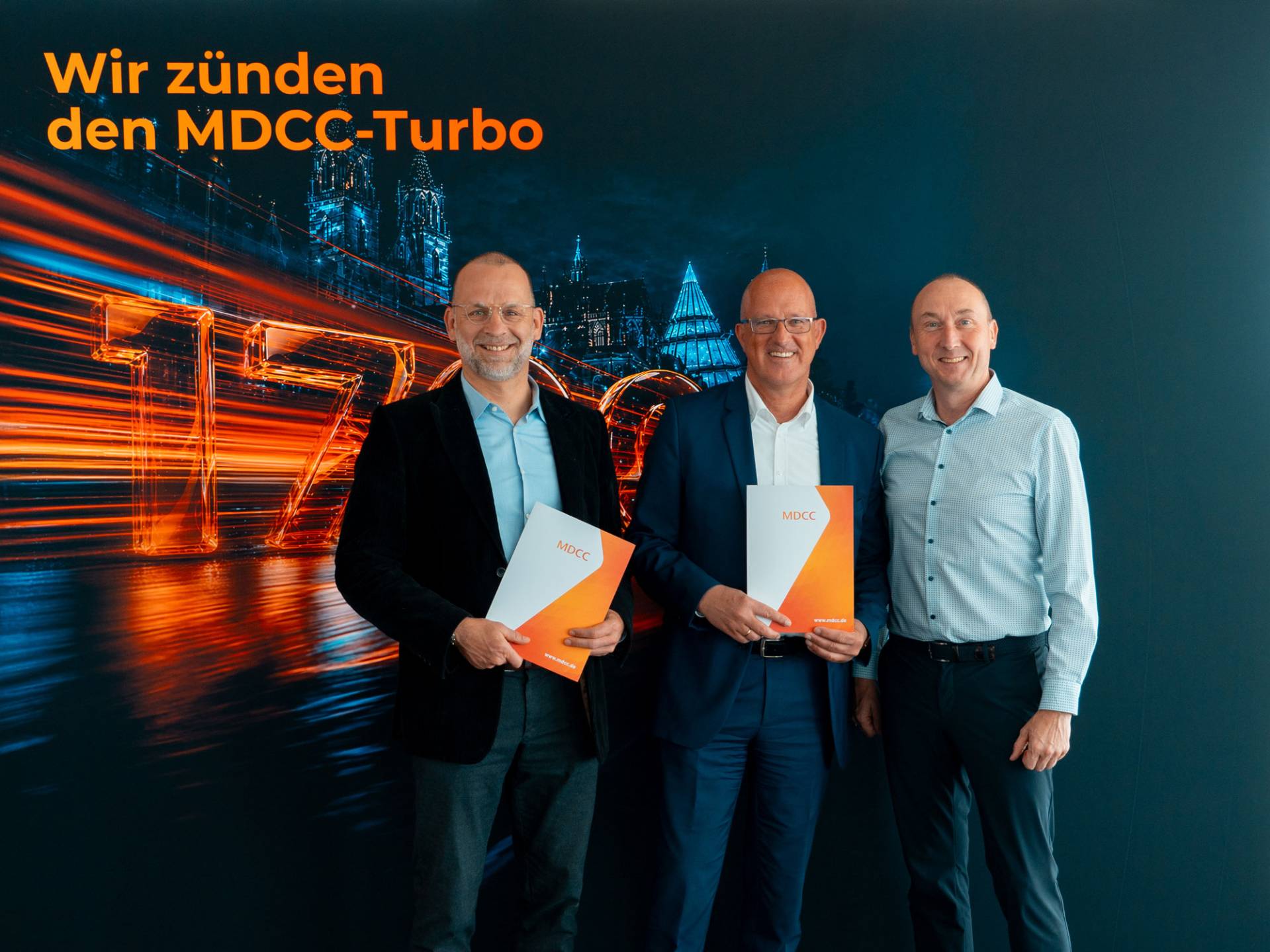 Guido Nienhaus mit Herrn Schneider und Herrn Kossmann von Die Stadtfelder bei der Vertragsunterzeichnung.
