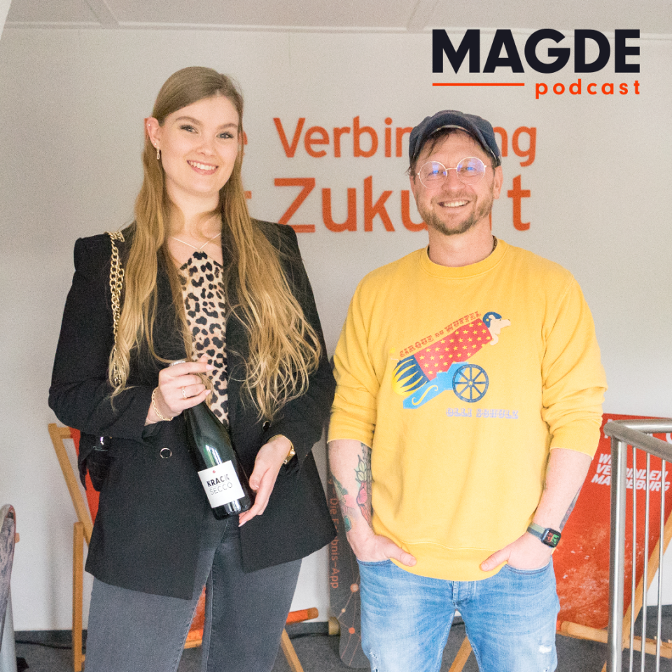 Gast Franka Hornauer und Moderator Stephan Michme posieren für MAGDEpodcast